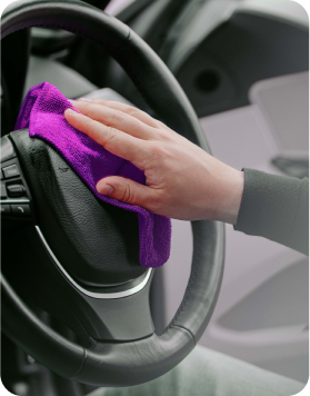 une personne nettoyant un volant de voiture